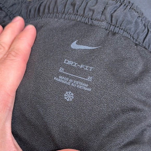 Nike Black Athletic Shorts Lightweight Design - Picture 2 of 3